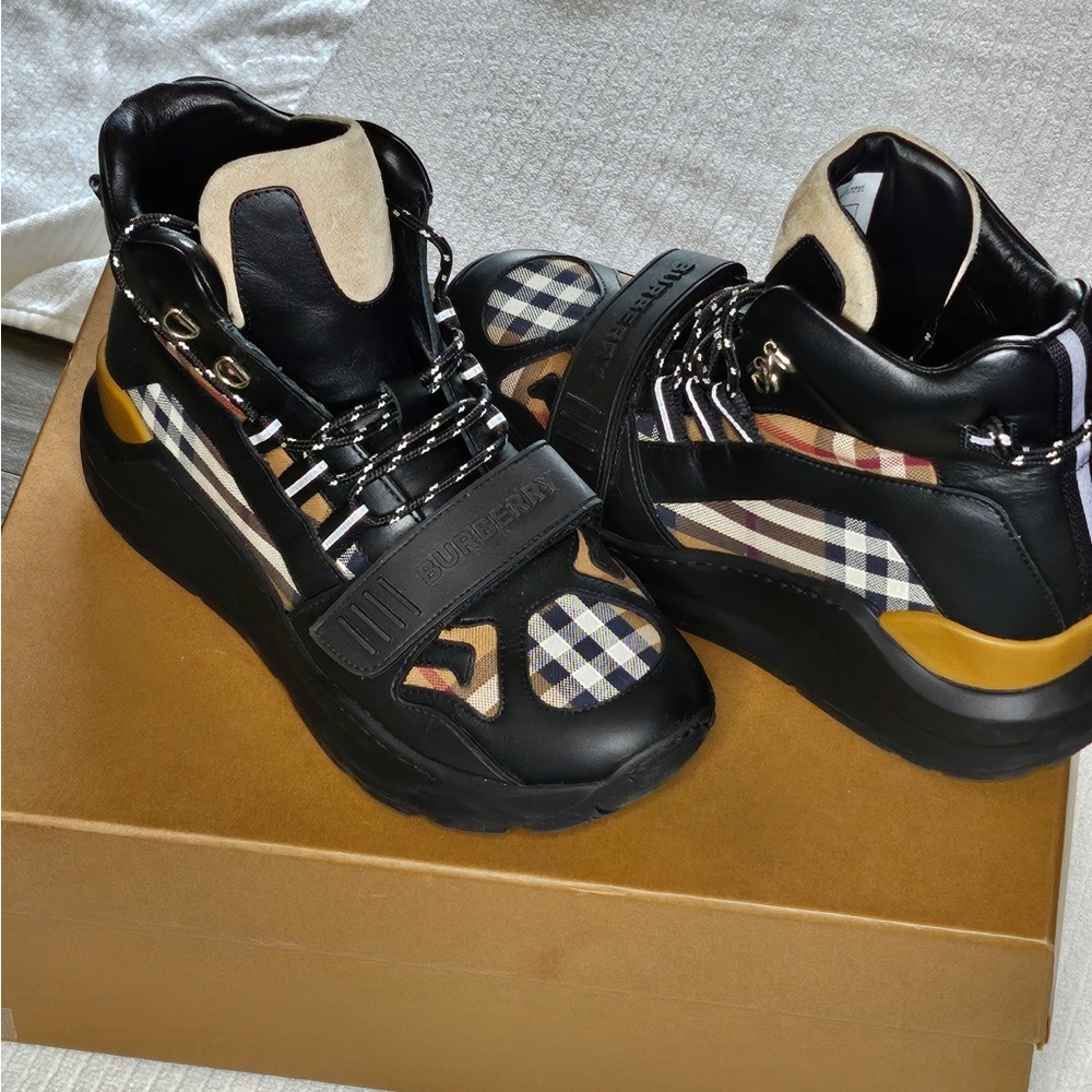 Burberry Leather Striped
Wedge Sneakers